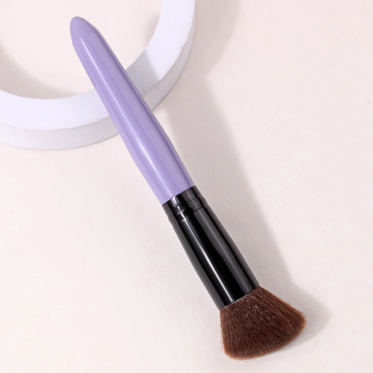 1PCS 슬로프형 블러쉬 브러쉬, 다기능 메이크업 브러쉬, 보라색 나무 손잡이, 블러쉬, 브론저 및 하이라이터 적용용