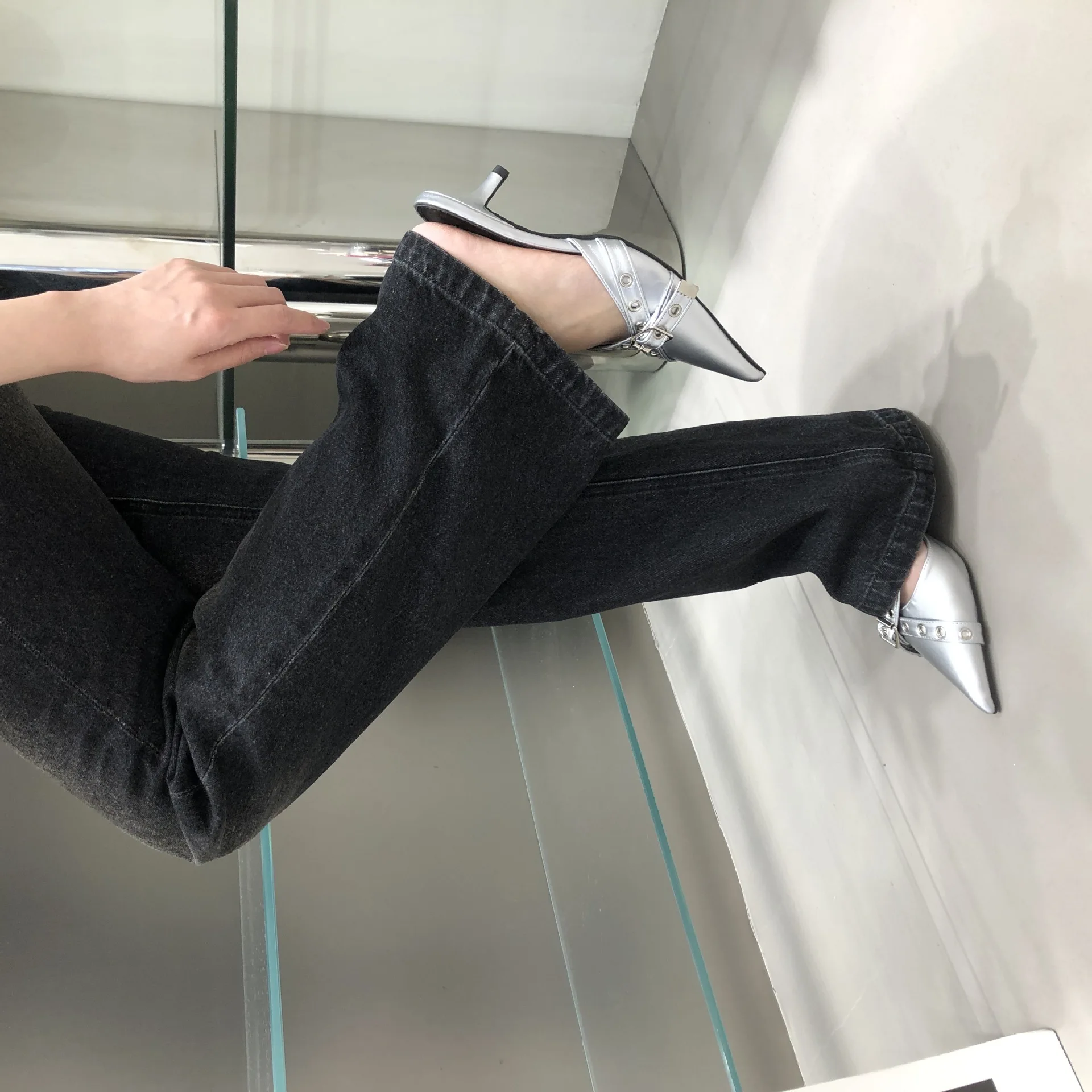 2024 Spring New Women's Summer Bun Half Trail Elegant Metal Buckle Design with European and American Pointed Style