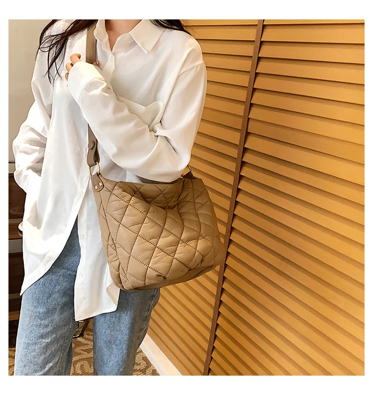 Feminina de um Moda de um Popular Bolsa Ombro Grande Capacidade 2022 Primavera Nova Mensageiro All-match Diamante Balde 15 Computers & Electronics