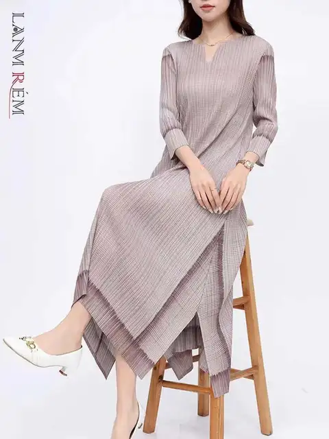 LANMREM Women's Minimalism V-neck Pleated Dress Female Fashion Temperament Elegant Mid-length Dresses Fashion 2025 Summer 2DE430