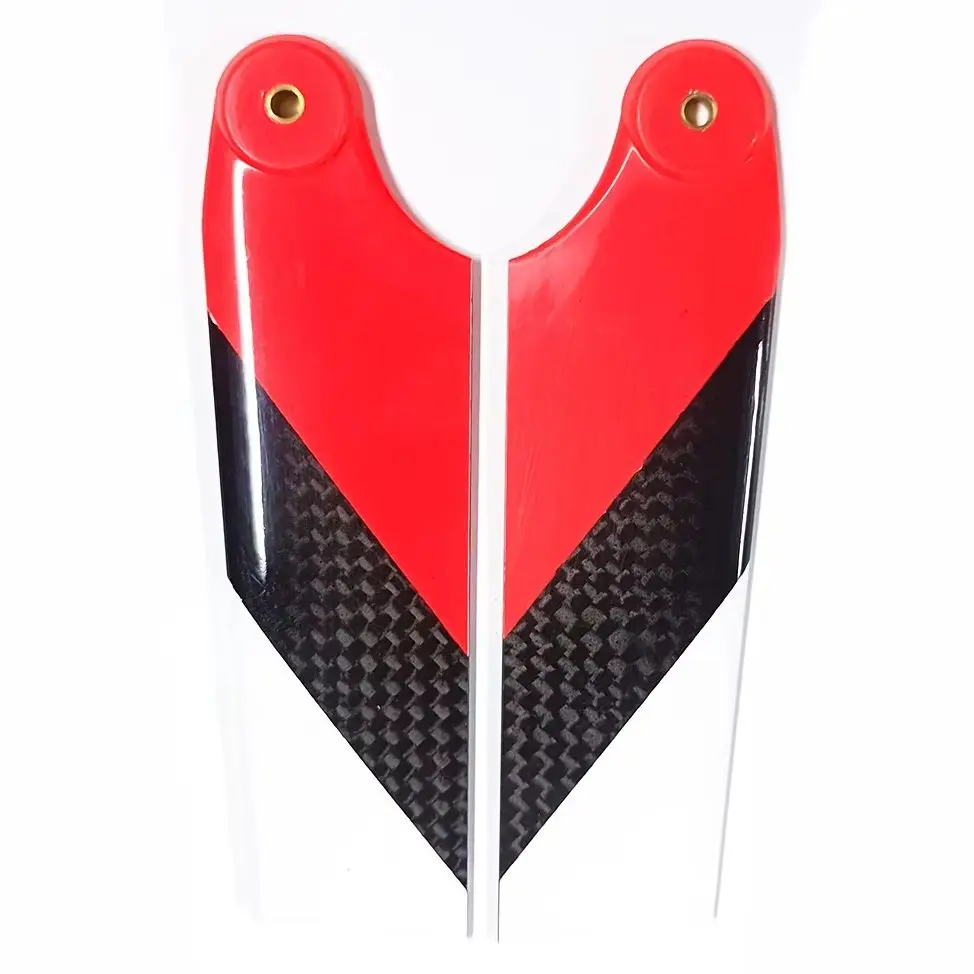 Angle large des pales de rotor arrière en fibre de carbone 95mm pour hélicoptère RC Trex 550 600, avec l'hélicoptère en arrière-plan flou.