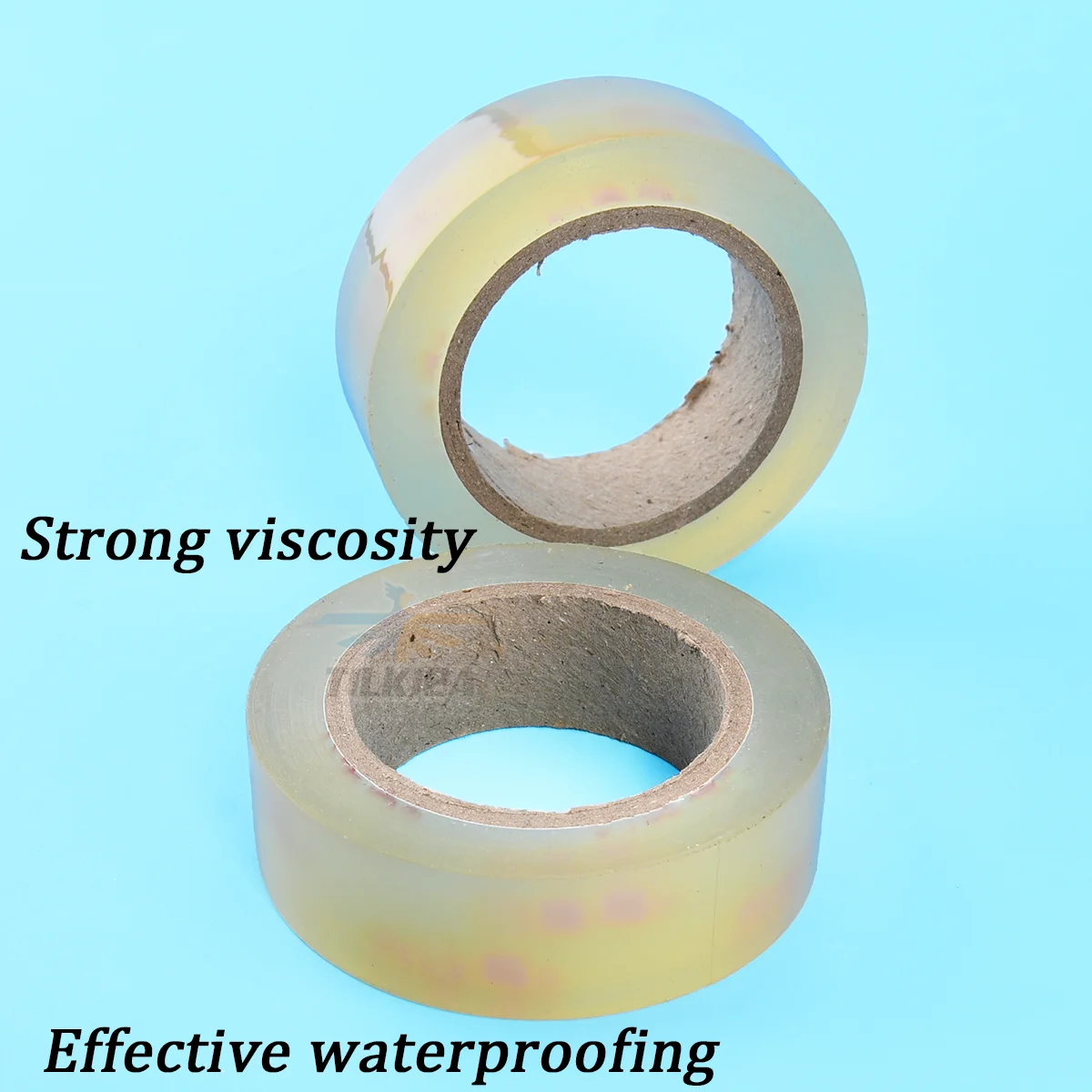Gros plan sur le tissu caoutchouté transparent du ruban adhésif imperméable pour bateau RC.