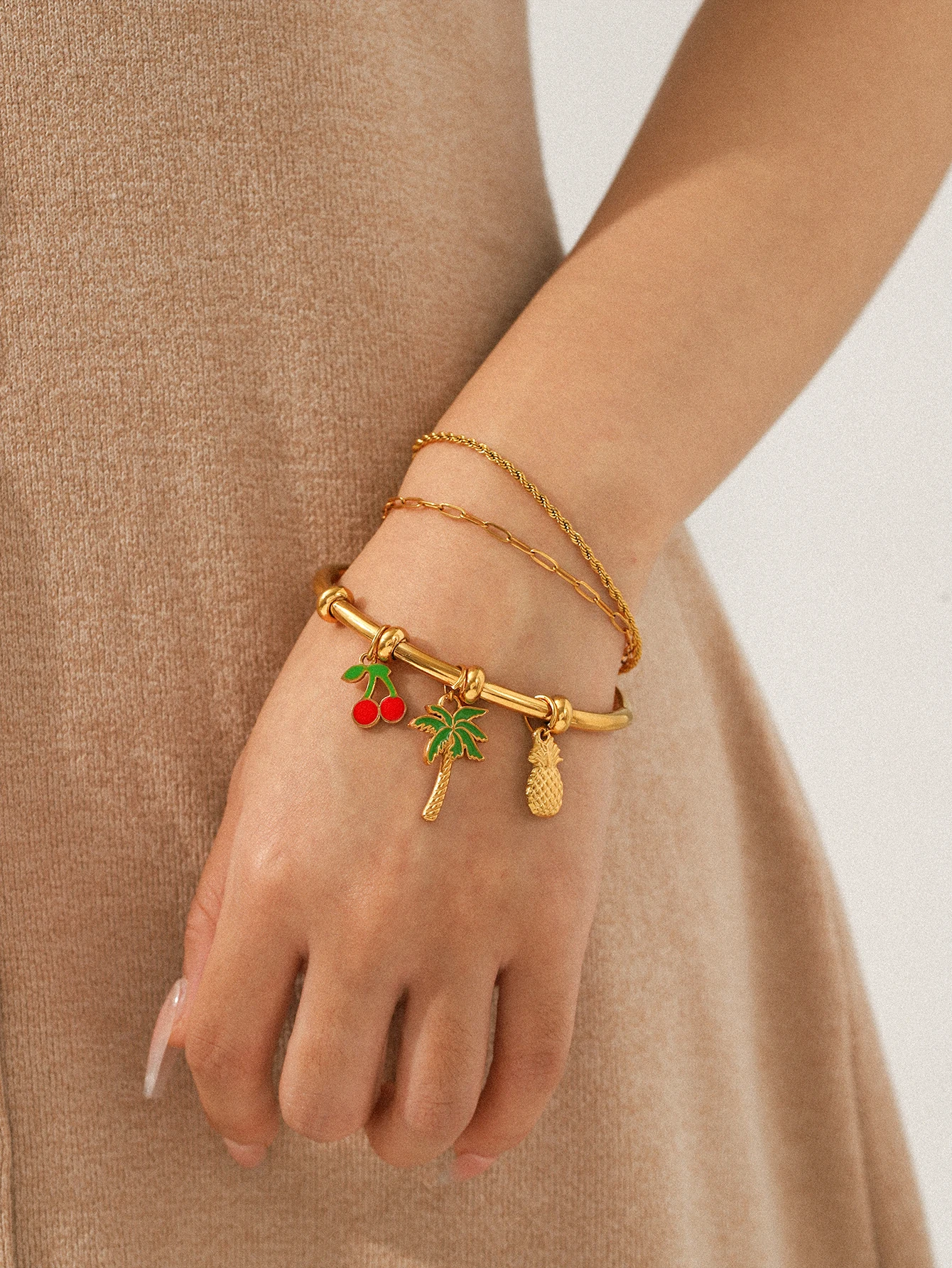 Vergoldetes Mehrschichtiges Armband-Set für Frauen mit Frucht-Anhängern (Kirsche, Zitrone), Hypoallergener Edelstahl, Tägliches Geschenk – Detail 4