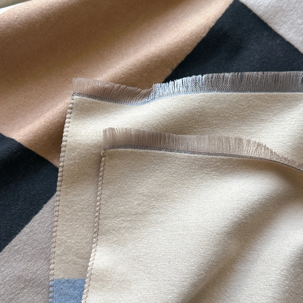 2025 New Luxury Winter Cashmere Patchwork Print Scarf Women Warm Pashmina Poncho Scarves Fashion Shawl Thick Foulard Bufanda