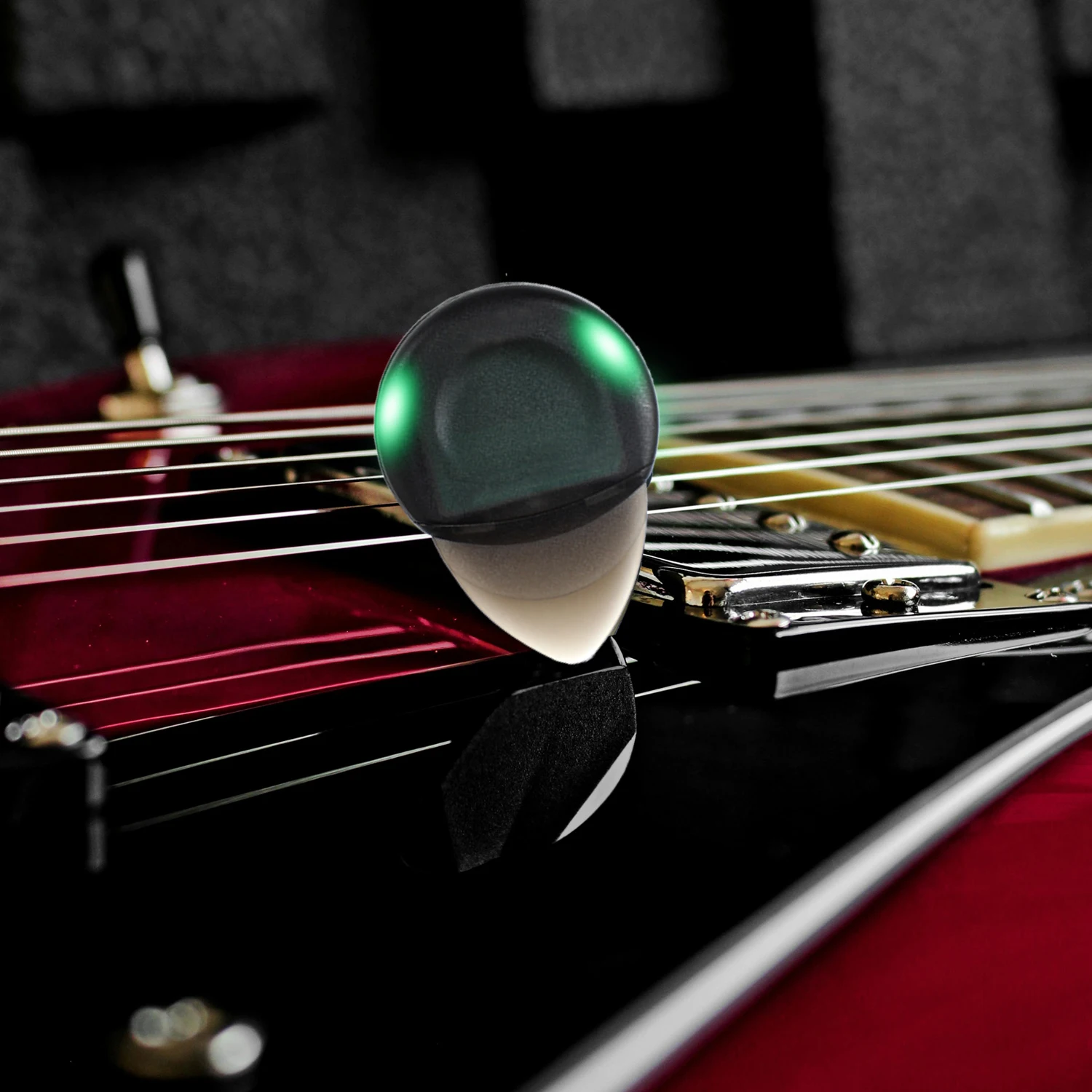 LED Glowing Guitar Picks Light Up Picks with High-Sensitivity LED Light ABS Electric Heart-shaped Guitar Green/Purple guitar picks