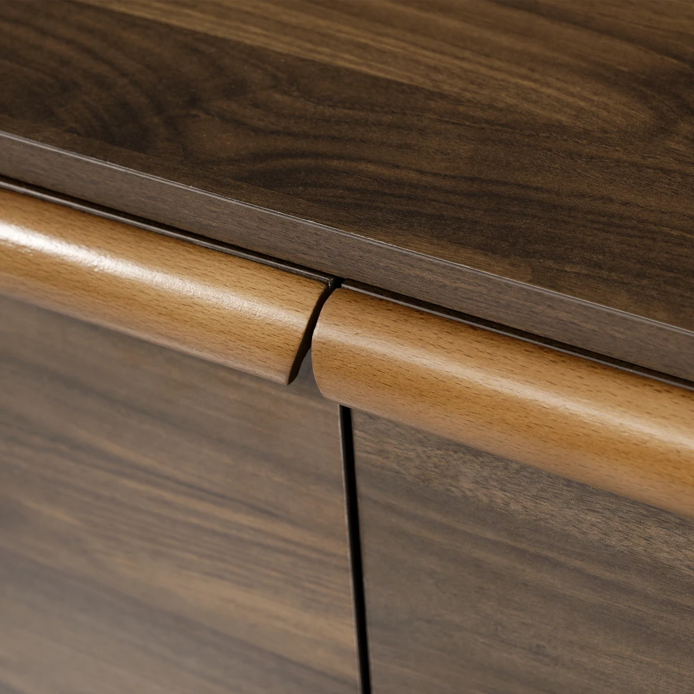 Wohnzimmerkommode mit Eichenholz-Dekor – mit Marmoroptikplatte, offenem Regal + 3 Schubladen und Doppeltürschrank, Beine aus massivem Holz – Detail 26