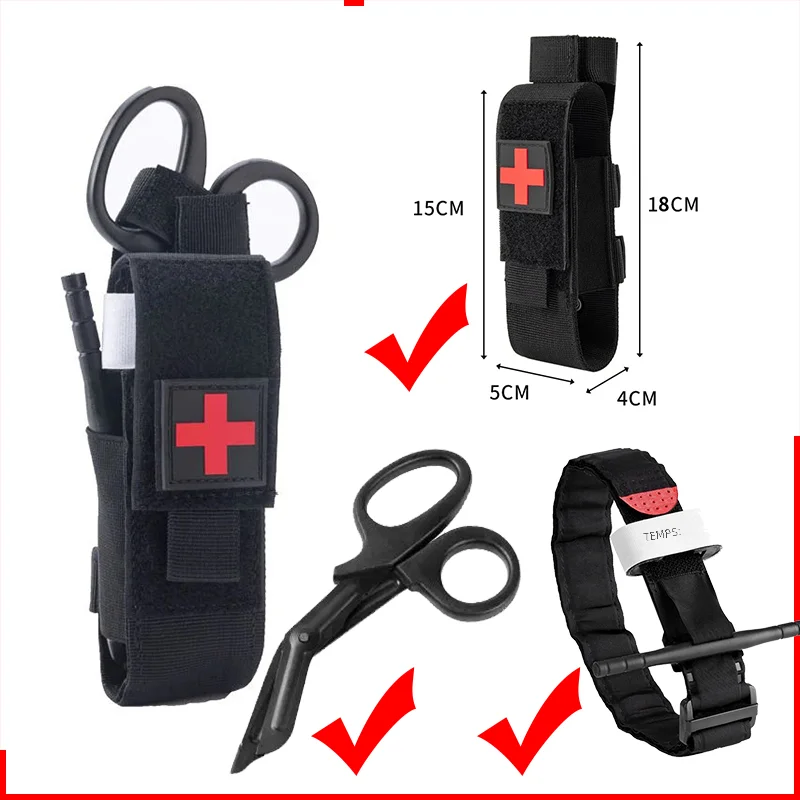 Trousse de premiers secours militaire tactique avec garrot et ciseaux, posée sur fond noir.