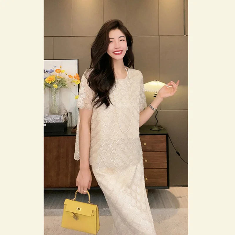 

Paired with a set of aged French haute couture and powerful women's clothing, a small fragrant rice apricot sequin dress set