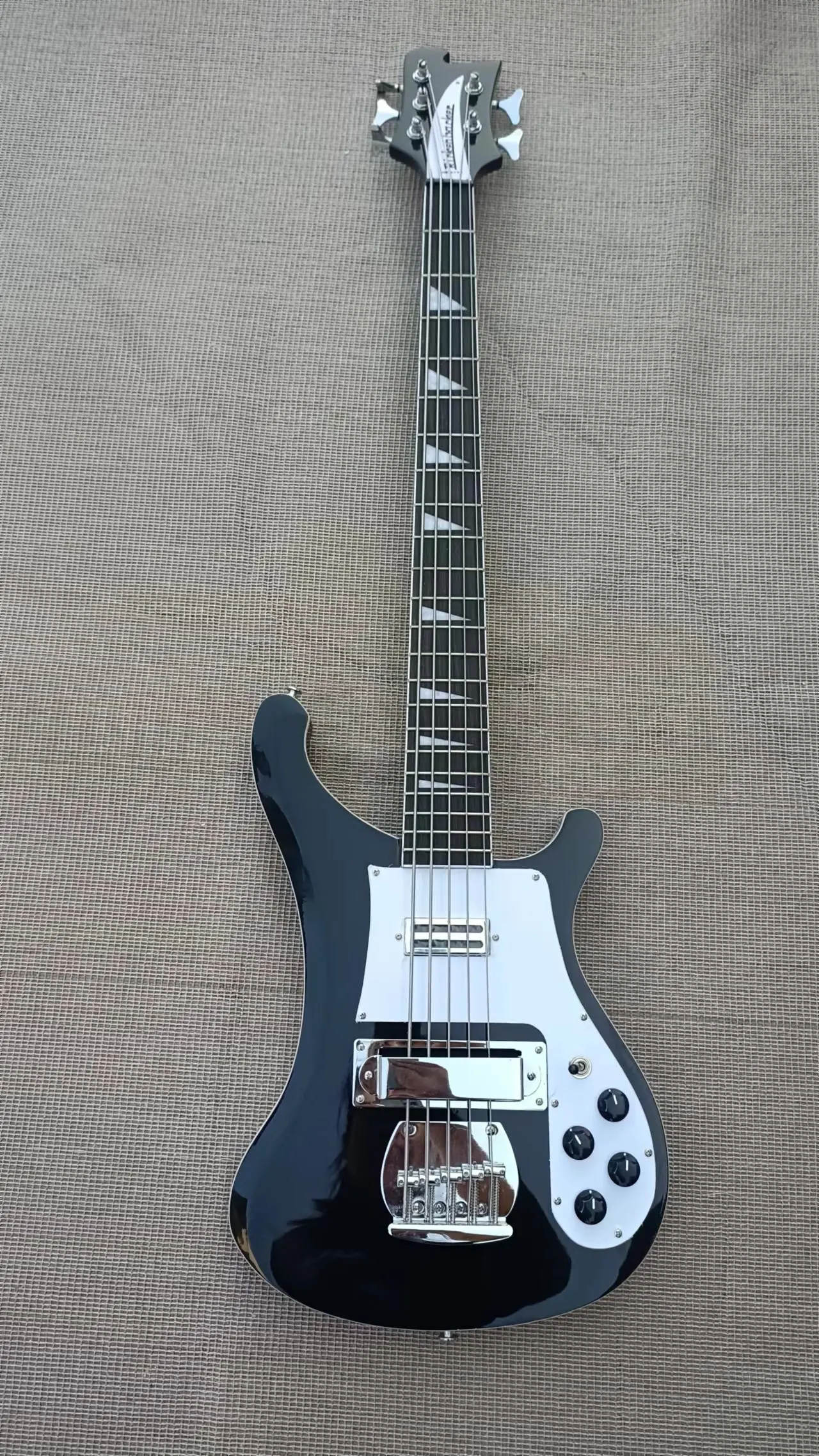 

Five string integrated electric bass, special pull plate, two character pickup, white accessories, real factory pictures, can be