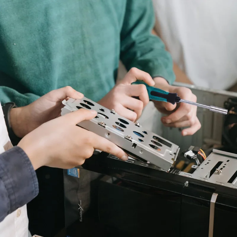 Ein 5-Zoll- oder 8-Zoll-1/4-Zoll-Magnetschraubendreher mit 6,35-mm-Sechskantantrieb zum Entfernen und Einsetzen von Gehäuseschrauben. – Detail 9
