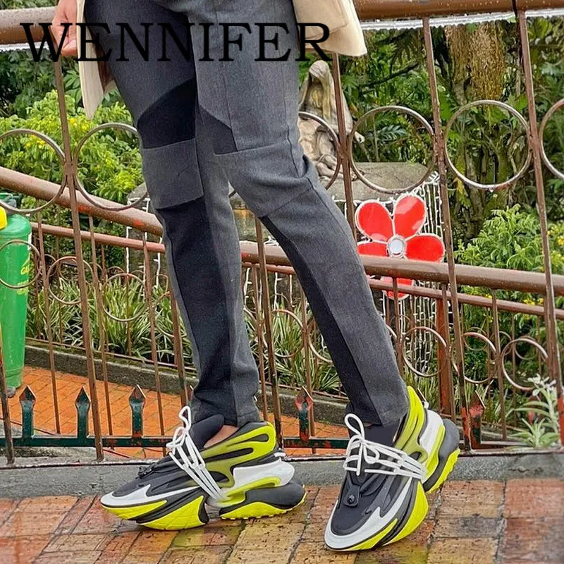 Рисунок 6 - Двухцветные кроссовки на шнуровке