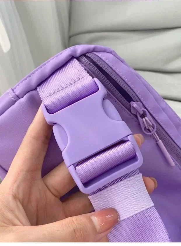 Рисунок 2 - Поясная сумка с металлическим логотипом для женщин