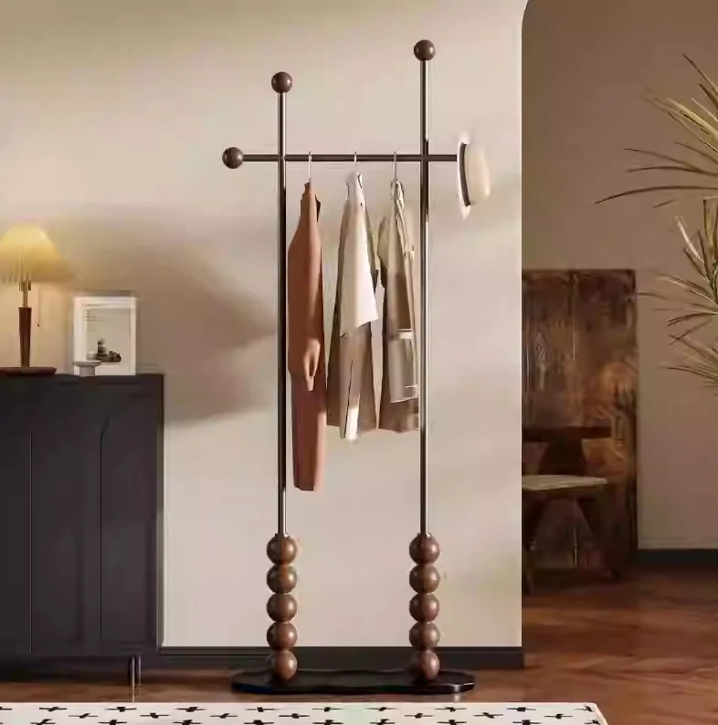 ​ מעמד למעילים שחור 2025 בעיצוב צינור ברזל