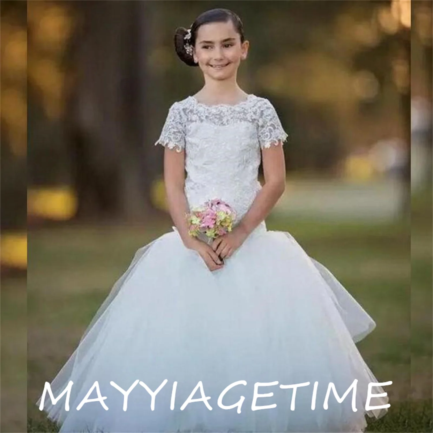 

New Charming Holy White Lace Flower Girls Dresses With Short Sleeves Jewel Neck Kids Christmas Party Gowns Girs Pageant Dress
