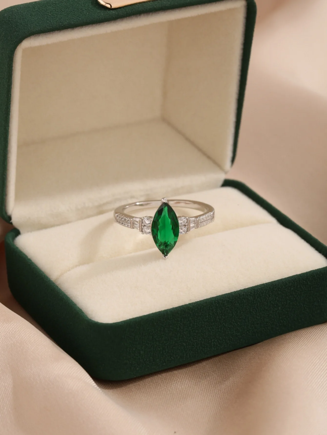 

Новое кольцо из серебра 925 пробы с зеленым конским глазом из циркония для мужчин и женщин в простом элегантном стиле