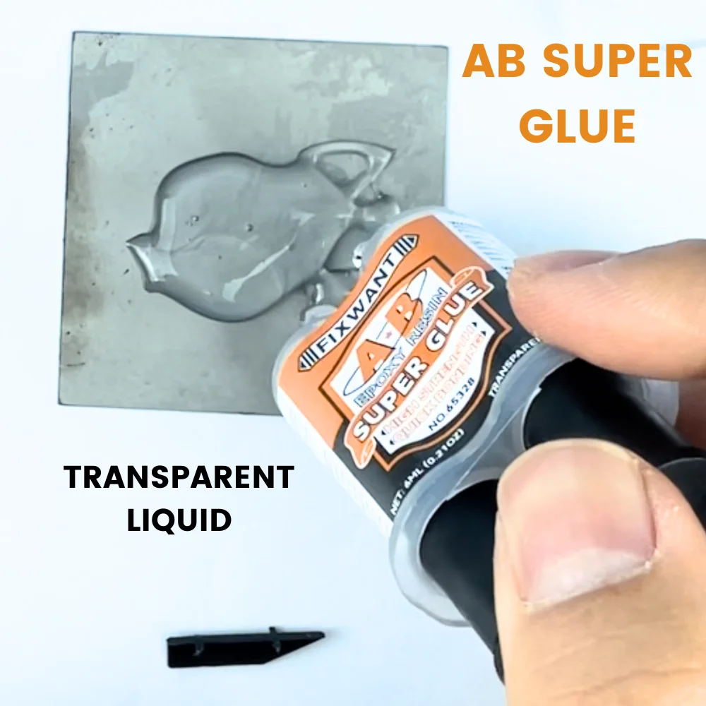 Mains tenant plusieurs flacons de peinture acrylique pour modélisme, 6ML et 25ML, présentant les couleurs.