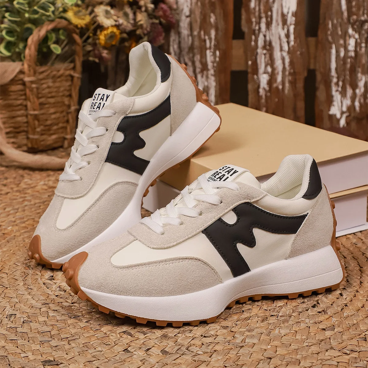 Designer Women Sneakers Thick Bottom Casual Fashionable Sport Shoes Women Lightweight Running Shoes Comfortable Sneakers Women