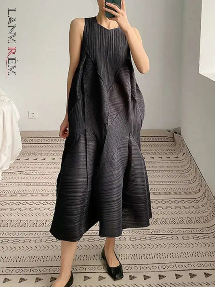 LANMREM Casual Pleated Dress For Women V-neck Sleeveless A-line Maxi Dresses Designer Female Clothing 2025 Summer New 2YA505