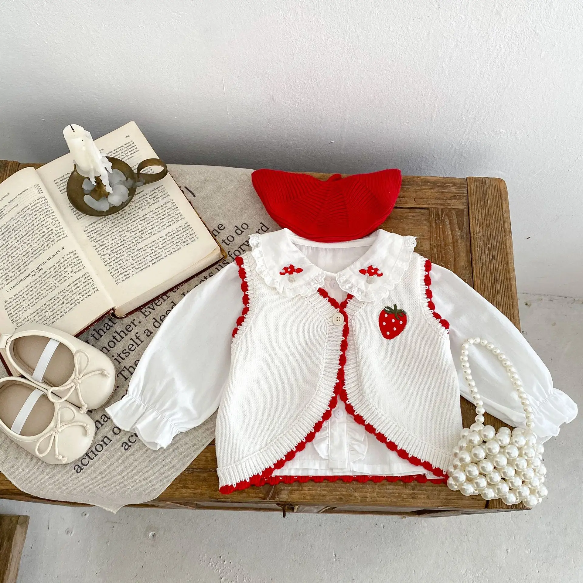 Ins Spring Autumn Baby Girls Vest Cotton Knitted Embroidery Strawberry Infant Girls Waistcoat Toddler Cardigan Coat