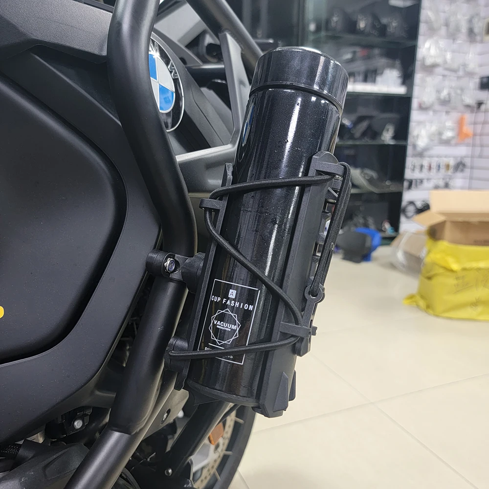 22mm-25mm Protective Bumper Water Bottle Holder Motorcycle Water Cup Holder Beverage Bottle Holder 360Degrees Adjustable suitable for bmw r1200gs r1250gs adv motorcycle conversion parts water cup holder bumper water bottle holder motos