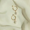 Boucles d'oreilles créoles eManco délicates et minimalistes avec perle naturelle en forme de goutte d'eau, en acier inoxydable couleur or, bijoux pour femmes, décontractées et pour les soirées romantiques