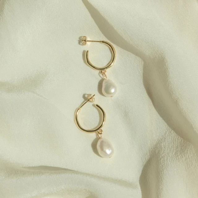Boucles d'oreilles créoles eManco délicates et minimalistes avec perle naturelle en forme de goutte d'eau, en acier inoxydable couleur or, bijoux pour femmes, décontractées et pour les soirées romantiques