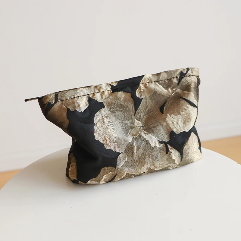 حقيبة مكياج أنثوية على شكل زهرة منقوشة باللون الذه...