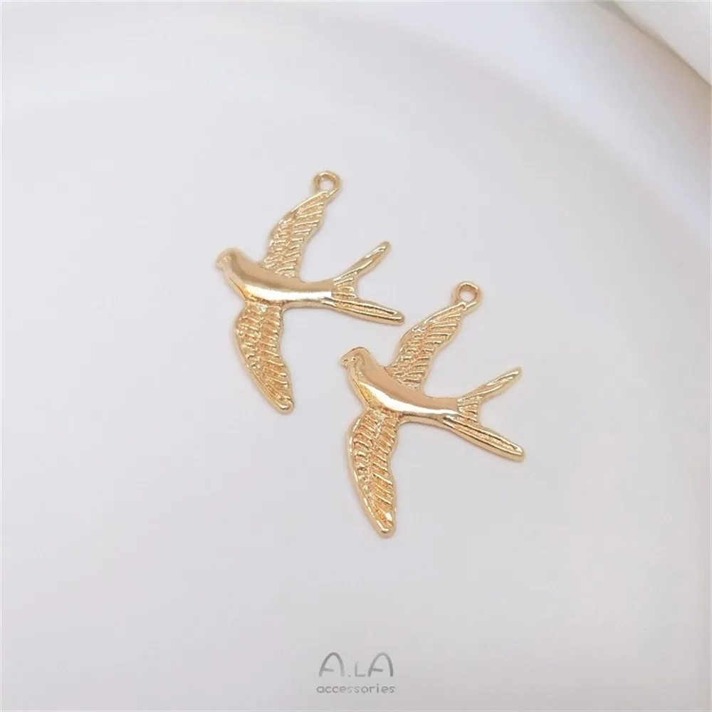 Рисунок 2 - Позолоченный и спокойный кулон в виде летящей голубь