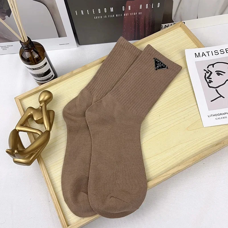 الكلاسيكية لون نقي أسود أبيض حرف P تسمية مثلث المأ...