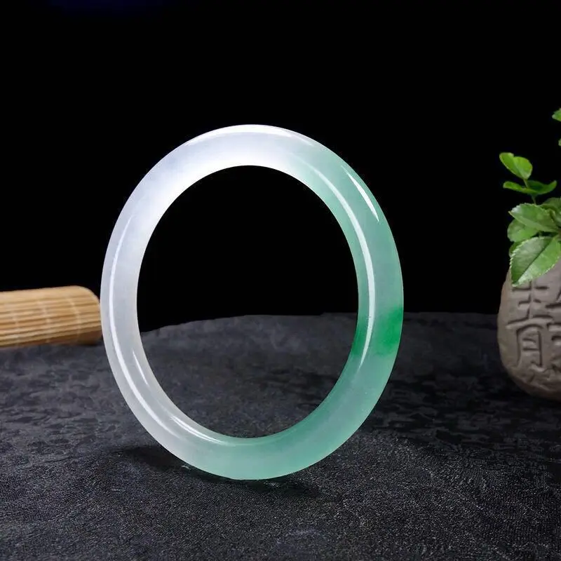 

Ice Jade Quartz Fine Round Bracelet Ladies Exquisite Joker Beauty Bracelet Jingle Bracelet.