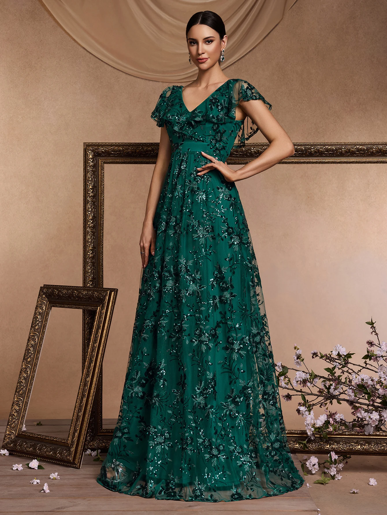 فستان سهرة فاخر بطول الأرض ورقبة على شكل حرف v طوي...