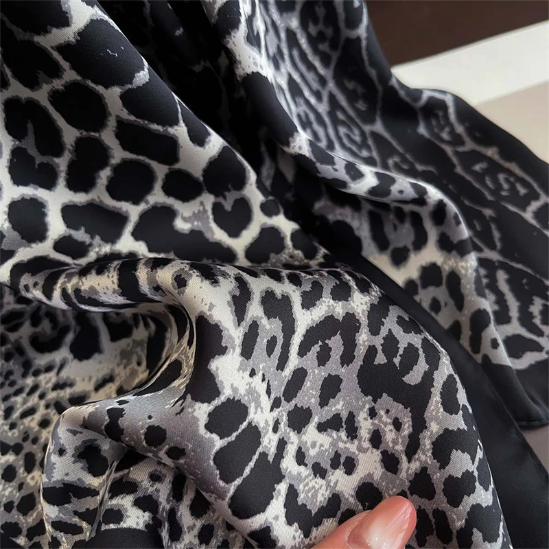 2025 Neuer Leopardenschal für Damen, 70 cm, quadratisch, weicher Satin, Halstuch, Kopftuch, Bandanas, Band Coll – Detail 8
