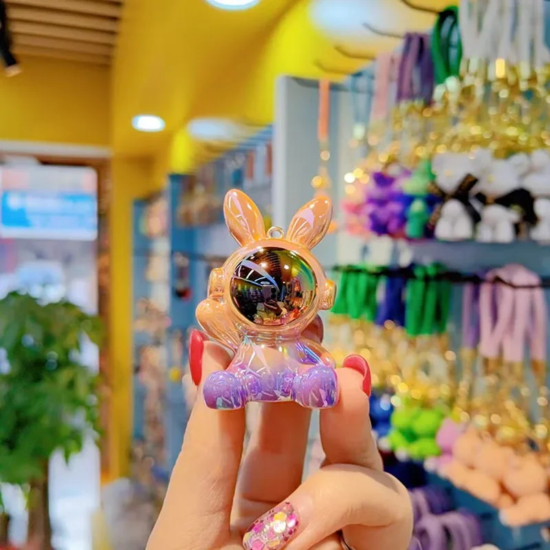 Pendientes coloridos de resina galvanizada con dibujos animados, llavero de conejo espacial, accesorios para bebé, adornos colgantes para mochilas, auriculares