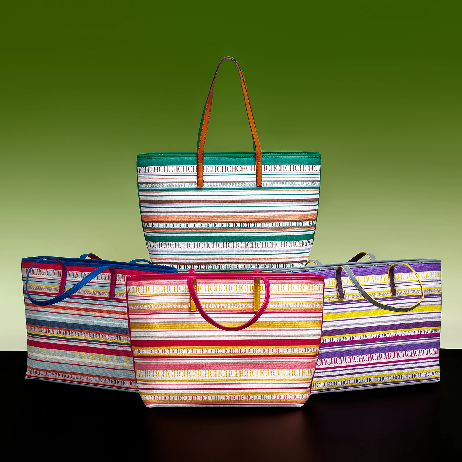 حقائب نسائية من علامة CH التجارية، بتصميم مخطط ملو...