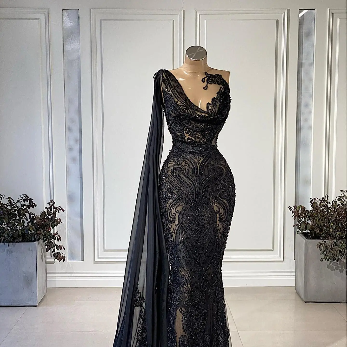 Black Luxury Elegant Gown with Sweep Train and Sequined Lace Appliques ...