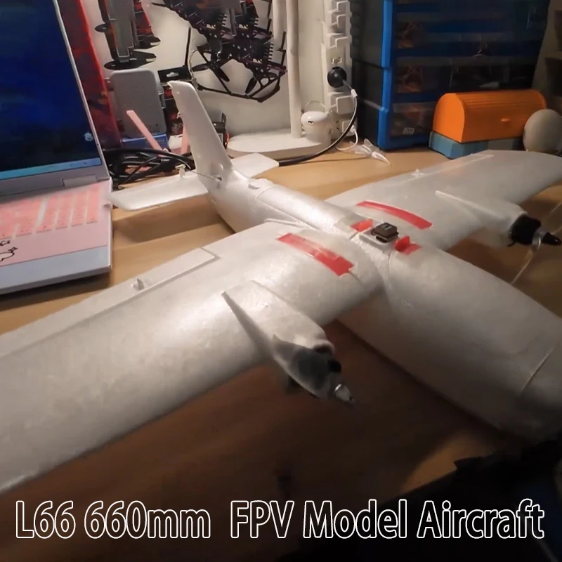 Moteur et hélices inclus dans le kit de construction avion RC blanc, vue rapprochée des pièces