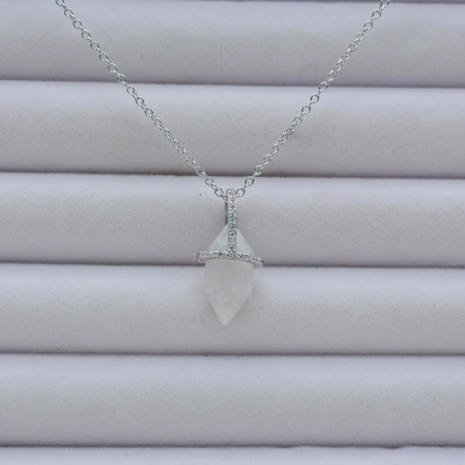 

Серьги круглые из серебра s925 пробы с лунным камнем