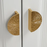 ตัวดึงตู้ครึ่งวงกลมที่ค้อนทองเหลือง – ลิ้นชักและมือจับตู้เสื้อผ้าที่หรูหราน้ําหนักเบาทําจากพื้นผิววินเทจในยุคกลางศตวรรษด้วยไฟฟ้า 1