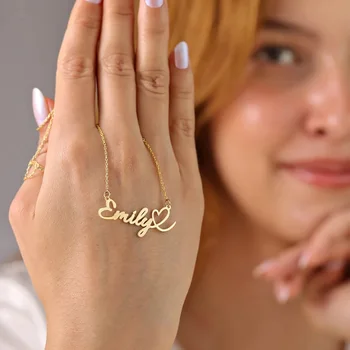 Collana personalizzata con nome a forma di cuore d'amore Lettera personalizzata Ciondolo in oro Gioielli in acciaio inossidabile Tendenza moda Regalo di compleanno per lei 1