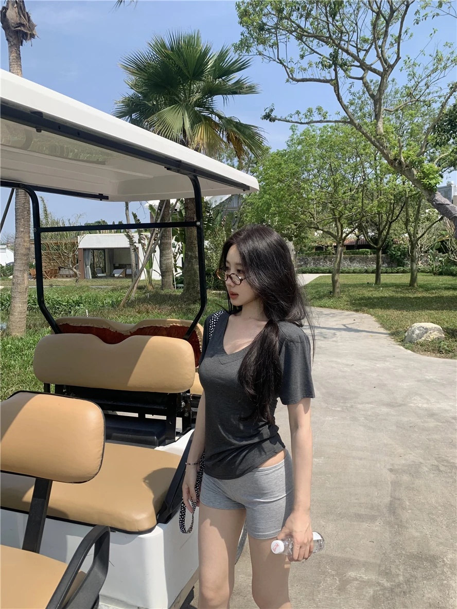 Gyaru 기본 모델 솔리드 V-neck 짧은 소매 티셔츠 여성 여름 2024 새로운 디자인 감각 슬림 핏 슬리밍 숄더탑