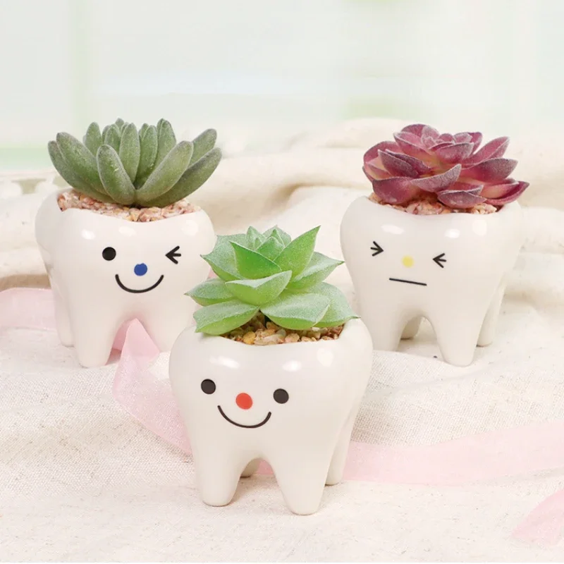 Mini Tooth-Shaped Expressive Vase 1