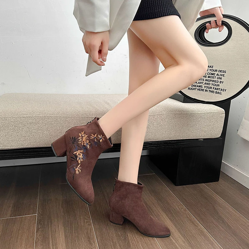 

Женские ботинки с вышивкой, на молнии сзади, с острым носком