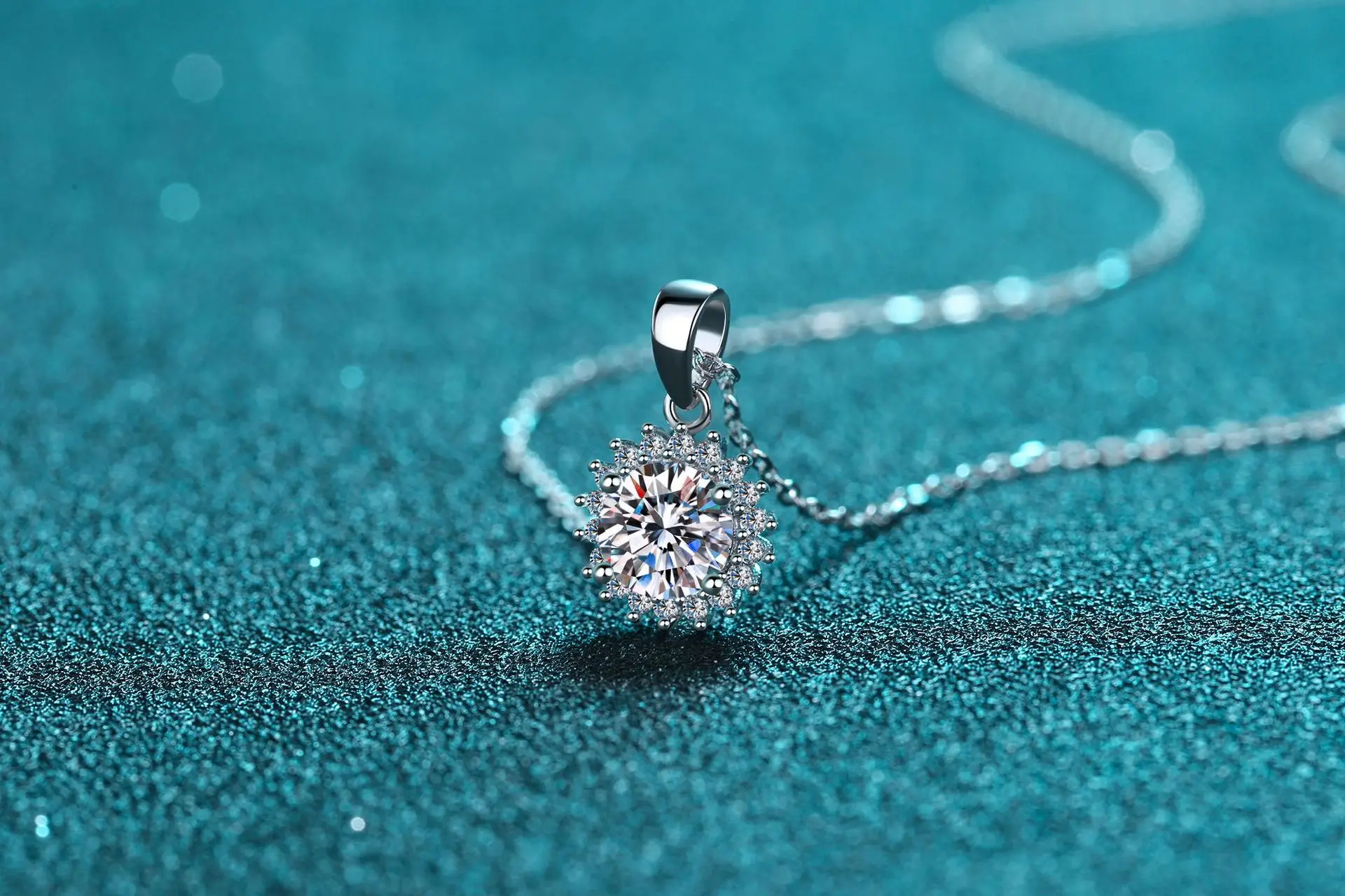 Luxuriöse Halskette mit Moissanit-Diamanten