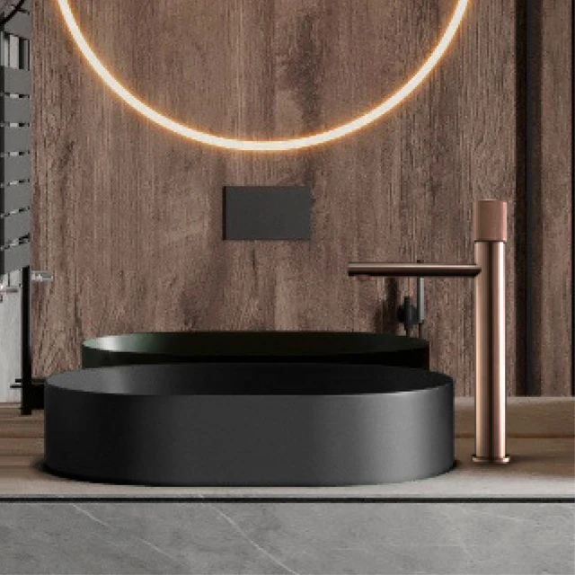 ก๊อกน้ําห้องน้ําทองเหลืองสีดําโต๊ะส้วมล้างมือทรงกลมภายใต้ก๊อกน้ําร้อนและเย็นของโรงแรมระดับไฮเอนด์ 2