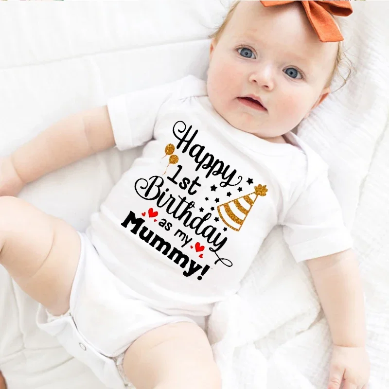 Body Neonato 'Happy 1st Birthday As My Mummy' Con Cuore Blu, 100% Cotone, Certificato Oeko Tex, Taglie 0-12 Mesi, Miammo