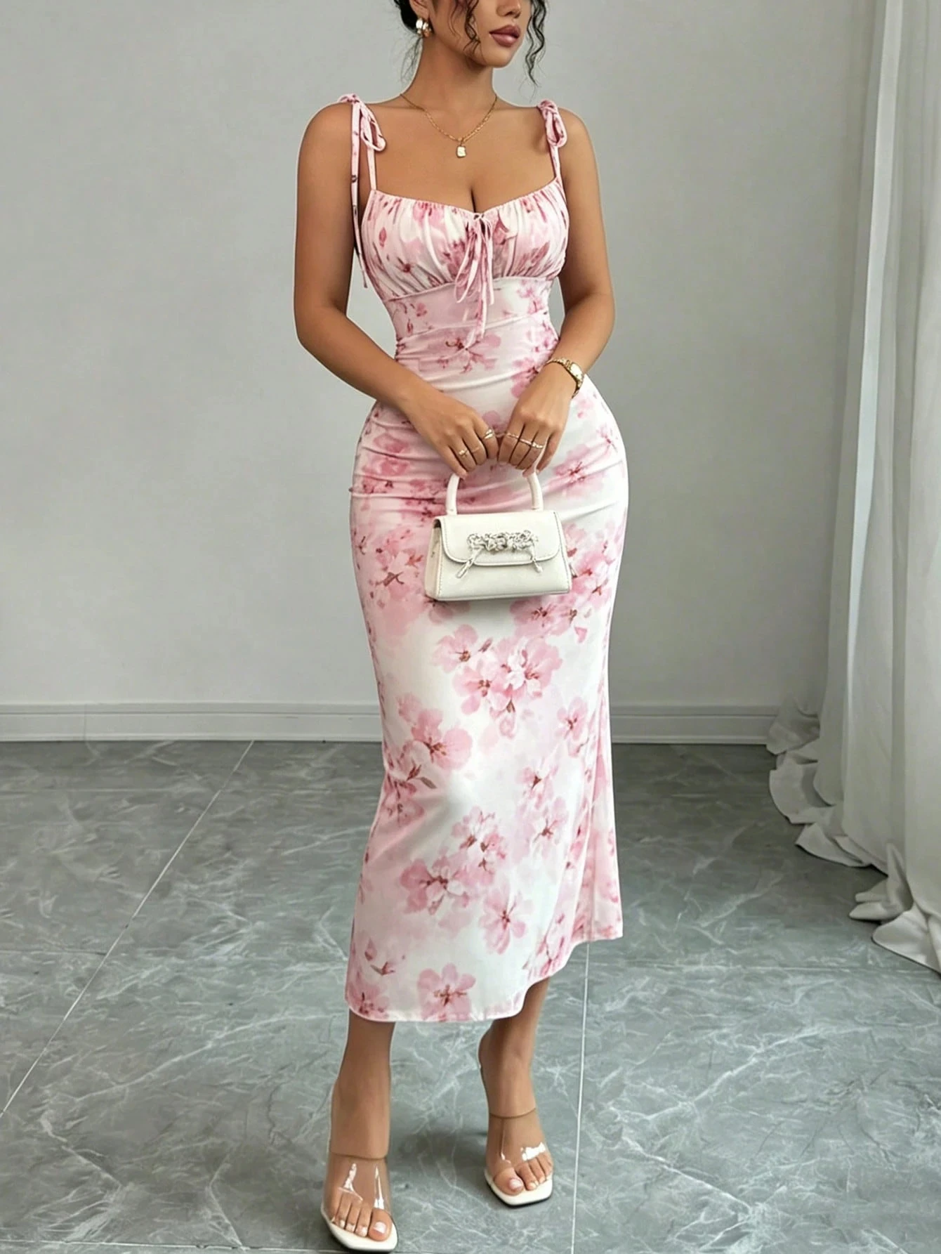 Jupe mi-longue fluide rose motif fleurs de cerisier, coupe sirène, avec bretelles réglables et buste froncé pour une taille cintrée, ajustement slim, moulante aux hanches