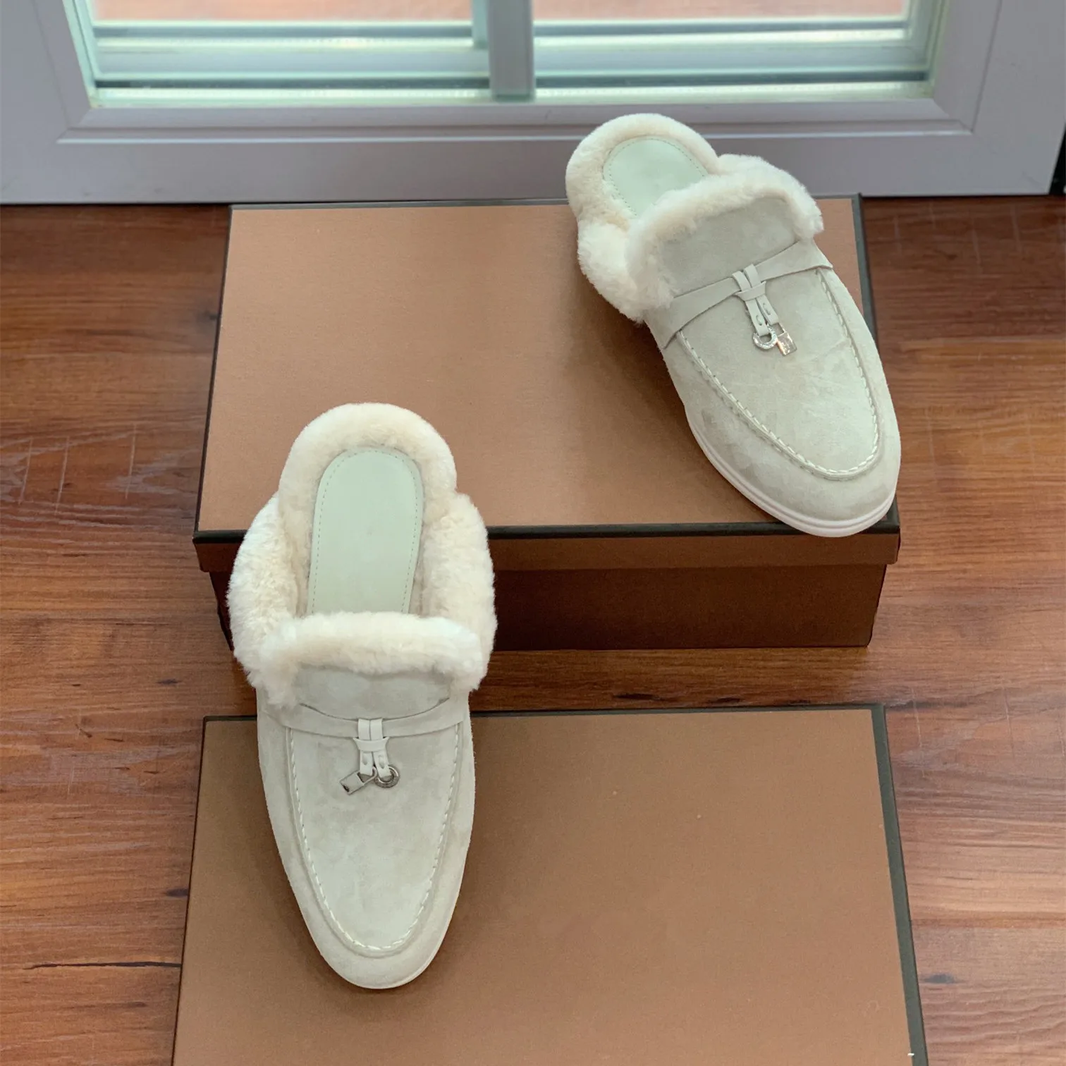 

Women's new wool semi slippers are fashionable, retro, flat bottomed, Baotou, wool slippers, warm, casual and lazy shoes luxury