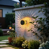 1/2 pièces lumières de clôture solaires avec conception découpée pour l'éclairage mural extérieur, lumières solaires LED pour jardin Patio et éclairage de marche 2