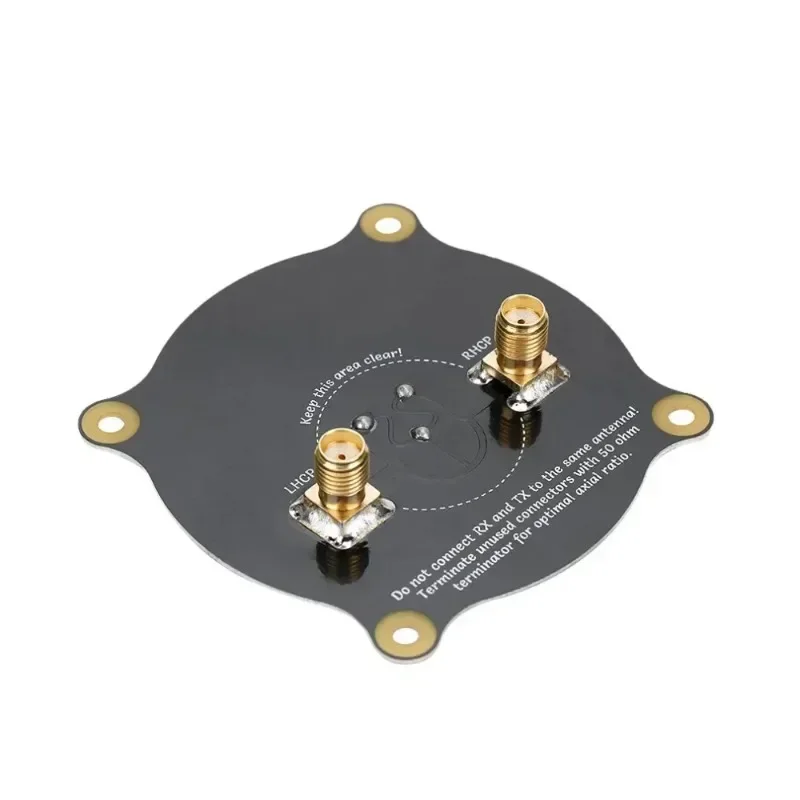 Détail du connecteur SMA de l'antenne patch directionnelle 5.8GHz pour drone FPV, avec câble noir et embout doré.