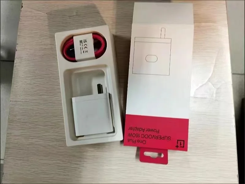 OnePlus SUPERVOOC 160W Adapter With Cable photo review